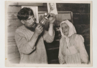 Arkadij Schajchet (1898-1959) Die &sbquo;Iljitsch- Birne', die nach Lenin benannte Gl&uuml;hbirne wird bei einem Bauern installiert, Botschi 1925, &copy; Arkadij Schajchet